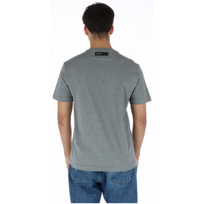 Image 2 : Vue de face du t-shirt Plein Sport homme gris à motif tigre orange bold porté avec un jean bleu — Delvale