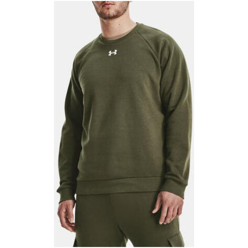 Sweat col rond Under Armour homme vert kaki coupe régulière porté avec jogging cargo kaki, vue de face trois quarts